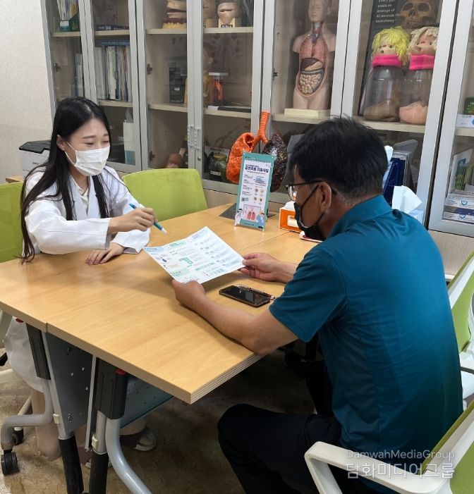 강진군보건소 건강증진 프로그램에 참여하고 있는 모습