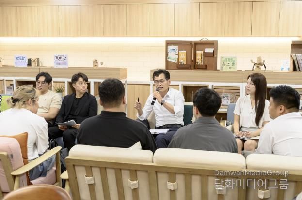 지역 청년들과 소통하고 있는 이기재 양천구청장