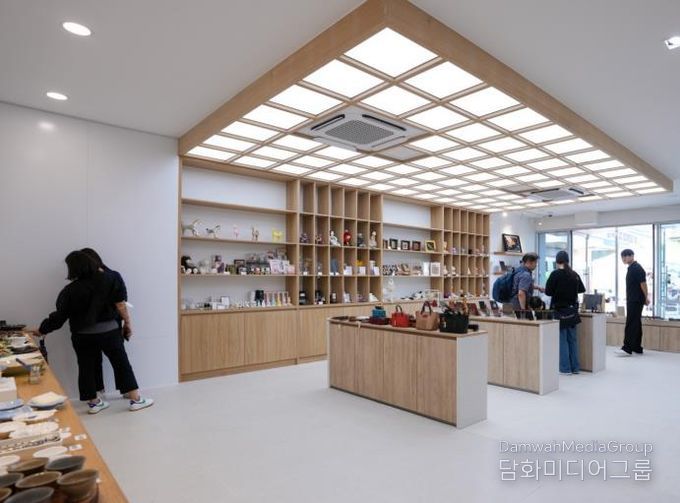 지난해 9월 개관한 공예전시관 ‘강북 에이앤씨(ANC, Art aNd Crafts)’ 내부 전경