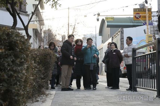 성암로9길 일대를 찾아 정비된 아이들 통학로를 살피는 박강수 마포구청장