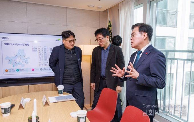 진교훈 서울 강서구청장(오른쪽 첫 번째)이 9일(금) 서울에서 처음으로 LH 참여형 가로주택정비사업으로 준공된 ‘염창역 동문 디 이스트’를 찾아 LH 관계자 등과 공공참여 주택정비사업 활성화 방안을 논의하고 있다.