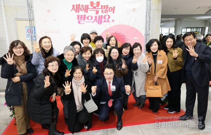 오언석 도봉구청장이 구민들과 함께 단체 사진을 찍고 있다(2026. 1. 9. 도봉구청 2층)(사진 앞줄 가운데 오언석 도봉구청장)