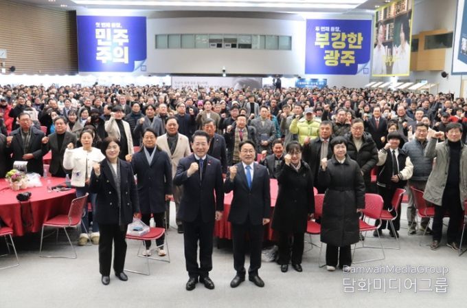 강기정 광주광역시장이 11일 김대중컨벤션센터에서 열린 '광주, 처음보다 더 극적인 두 번째 등장' 출판기념회에서 시민들과 기념촬영을 하고 있다.