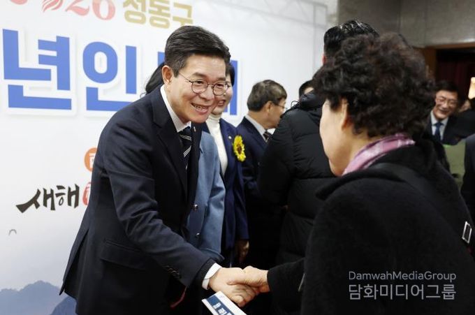 구민과 새해맞이 환영인사를 나누고 있는 정원오 성동구청장 모습