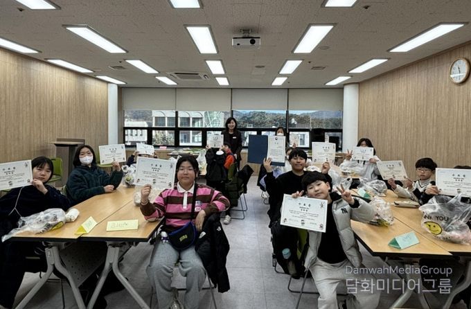 밀양시립도서관 겨울독서교실 수료식에서 참가 학생들이 기념촬영을 하고 있다.