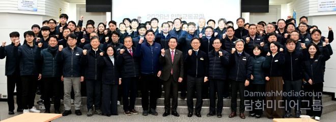 유정복 인천광역시장이 13일 남동구 인천교통공사에서 열린 '2026 주요업부보고회(인천교통공사)'에서 업무보고를 받고 기념촬영을 하고 있다.