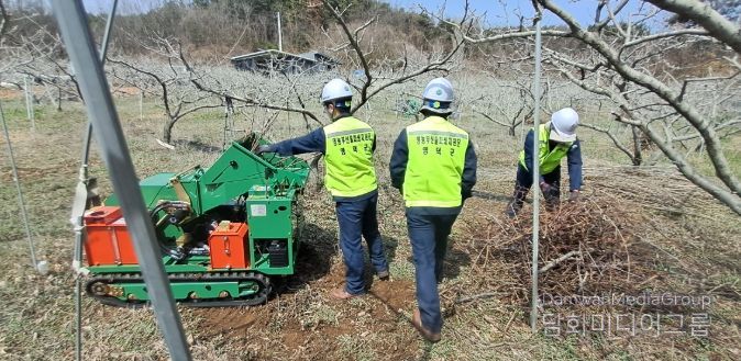 영덕군 영농 부산물 파쇄지원단 활약 모습.