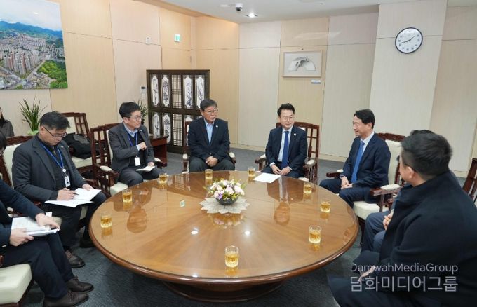 한국배구연맹, 춘천에 V-리그 올스타전 관람권 전달