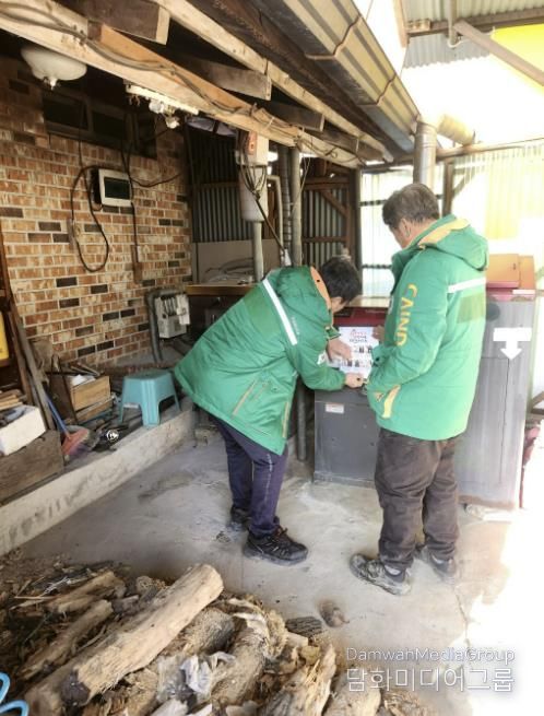 청양군 지역자율방재단이 겨울철 화목보일러 화재를 예방하기 위해 주민들에게 화목보일러 안전사용 체크리스트 전단지를 배포하고 있다.