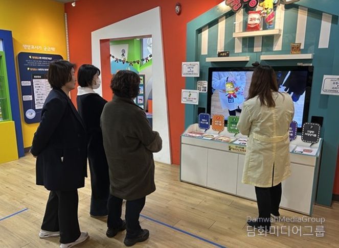 경기도 어린이 식품안전체험관 체험물 내용을 안내하고 있다.