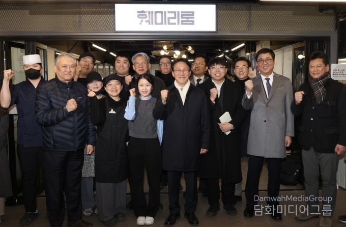 김민석 국무총리가 21일 동대문구 경동시장을 방문, 시장을 둘러보고 상인들과의 간담회를 주재하고 있다.