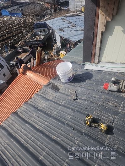 강풍으로 피해를 본 독거노인 가구, 지역업체와 이웃들의 온정으로 복구