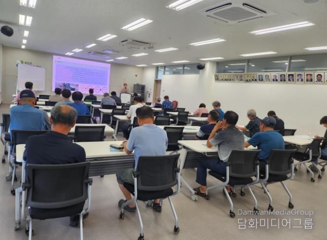 강진군 농업기술센터에서 진행중인 유용 미생물 활용 교육 모습.