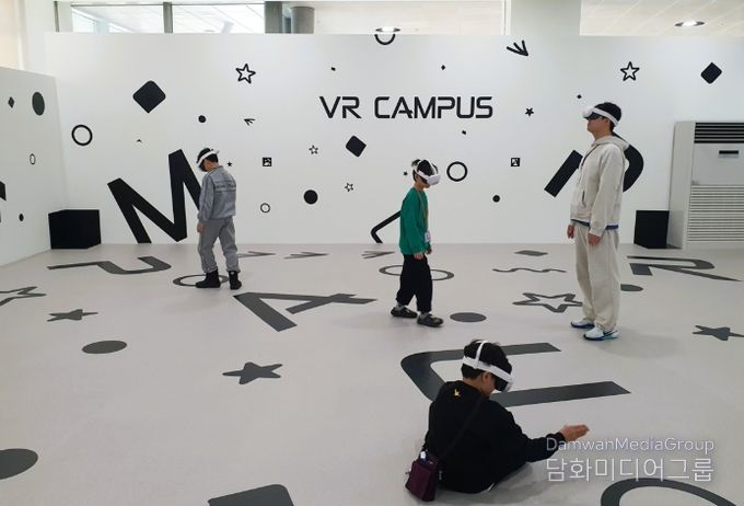 잡월드 미래직업관 내 ‘한국폴리텍대학 반도체VR캠퍼스’에서 반도체 8대 공정을 가상현실(VR)로 체험하고 있는 모습