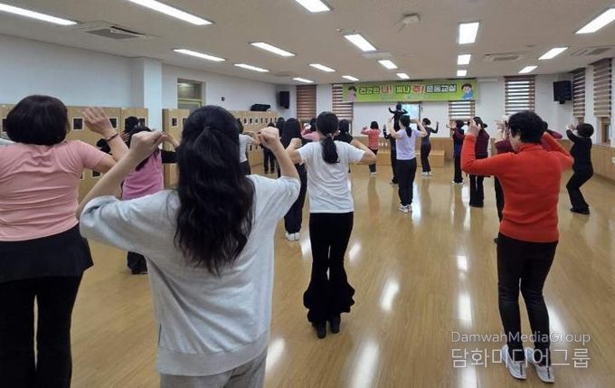 나주시 빛가람건강생활지원센터는 지역 주민의 신체활동 증진과 건강한 생활 습관 형성을 위해 신체활동 프로그램 1기를 본격 운영하고 있다. 사진은 라인댄스-‘건강한 나! 빛나 주! 운동 교실’.(사진 제공-나주시)