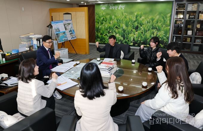 보성군, 명문대 진학으로 지역 교육 경쟁력 입증_작년 벌교고등학교 수능생들과 차담을 나누고 있다