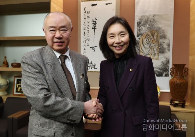 이토 조이치 홋카이도 의장과 악수하는 최호정 의장