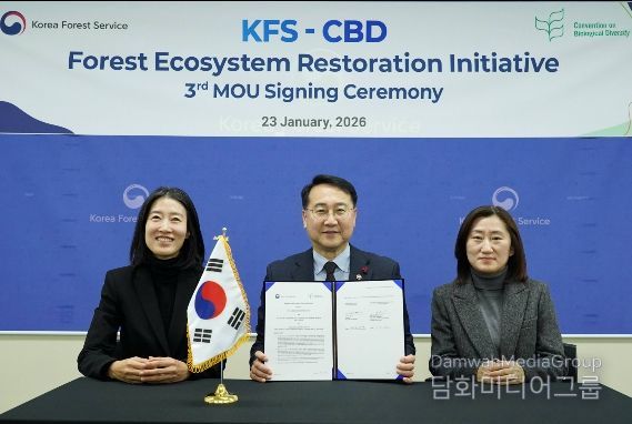 김인호 산림청장(가운데)이 생물다양성협약(CBD) 사무국과 ‘산림생태계복원 이니셔티브(FERI)’ 사업 양해각서를 체결하고 기념사진을 촬영하고 있다.