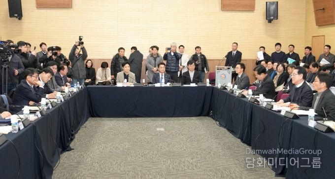 김영록 전라남도지사가 25일 광주 김대중컨벤션센터에서 열린 광주·전남 행정통합 특별법 검토 제3차 간담회에서 지역 국회의원들과 특별법 내용에 대해 논의하고 있다.