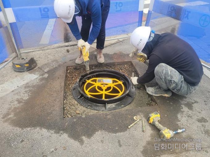 나주시가 시민 안전을 위해 하수도 맨홀 추락방지시설 설치사업을 추진한다. 사진은 맨홀 추락방지 시설 설치 현장 모습.