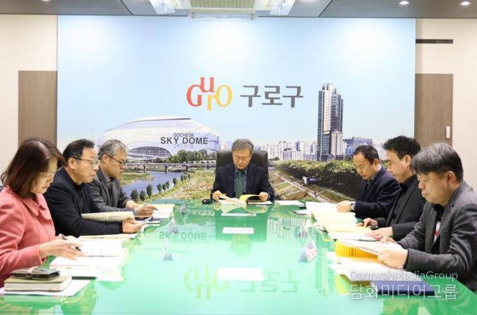지난 26일 열린 ‘2026년 주요업무계획 보고회’에서 장인홍 구로구청장이 업무보고를 받고 있다.