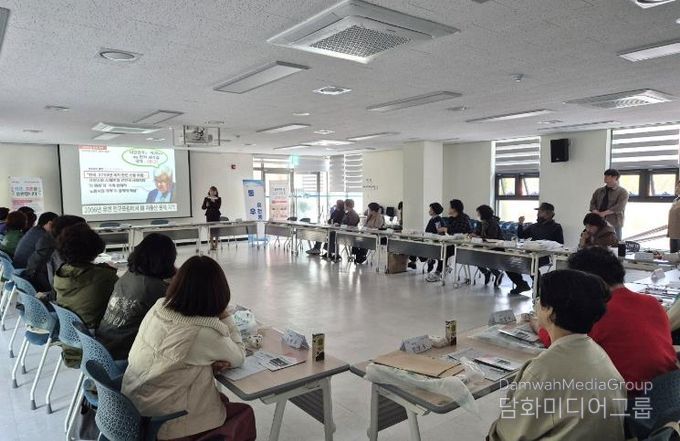 찾아가는 잘만나보세 사업안내단 활동으로 김해숙 과장(현 경제환경국장)이 유천동행정복지센터 회의실에서 통장들 대상 결혼장려사업에 대한 홍보활동을 하고 있다.