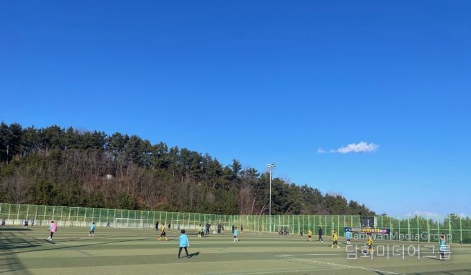 2026 STAY영덕 동계 축구 전지훈련에 참가한 선수들이 훈련 프로그램을 소화하고 있다.