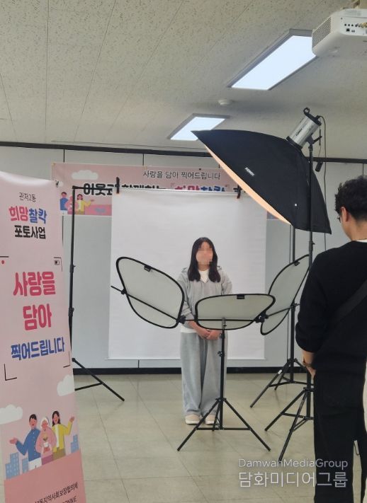 사진사가 관저2동 행정복지센터에서 한 학생의 증명사진을 촬영하고 있다