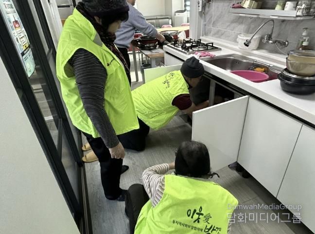 동두천시 생연1동 지역사회보장협의체, 경로당 싱크대 수도 수리로 어르신 불편 해소