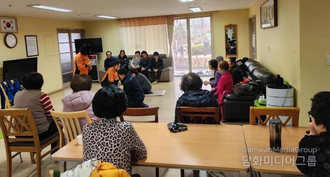 나주시 빛가람동지역사회보장협의체는 지난 26일부터 오는 2월까지 LH1단지 경로당 등 빛가람동 4개 경로당 어르신을 대상으로 심폐소생술(CPR) 교육을 진행하고 있다.