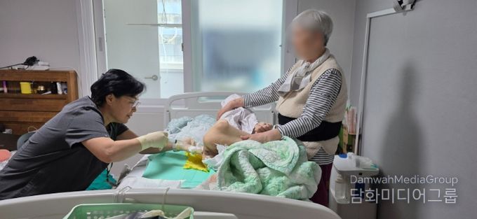 장기요양 재택의료센터 의료진들이 대상자 가정을 방문해 환자들을 돌보고 있다.