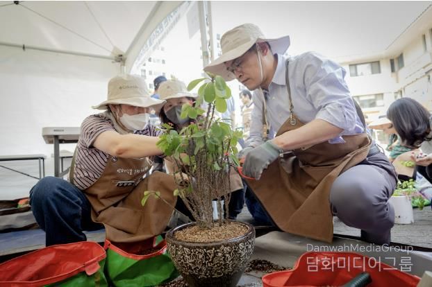찾아가는 반려식물 관리서비스 현장에서 분갈이 중인 이기재 양천구청장