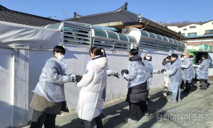 사회적협동조합 따듯한세상 관계자들과 자원봉사자들이 연탄 배달 봉사를 하고 있다.