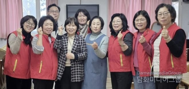 수원시 영통구 매탄1동 지역사회보장협의체, 매탄현대힐스테이트 경로당서 설 맞이 떡국 나눔