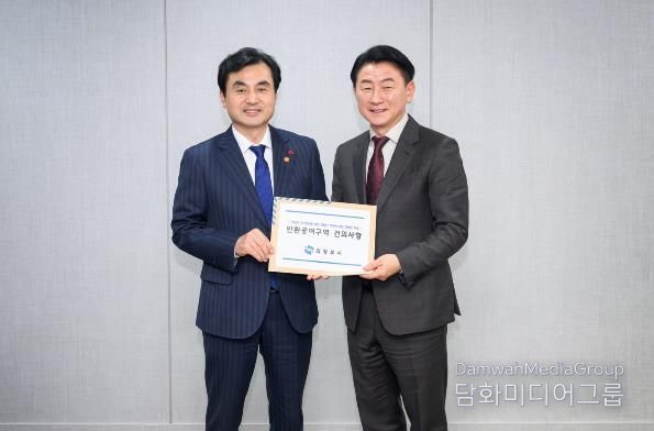 1월 28일 국방부에서 열린 ‘경기북부 미군공여구역 간담회’에서 김동근 시장(사진 오른쪽)이 안규백 국방부 장관에게 반환공여구역 관련 건의사항을 전달한 뒤 함께 기념사진을 찍고 있다.