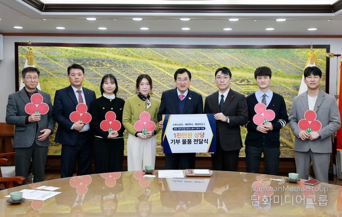 주낙영 경주시장과 금리단길 F&B 팝업스토어 참여 기업 관계자들이 28일 시청 대외협력실에서 운영 성과를 지역사회에 환원하는 기부 물품 전달식을 갖고 기념촬영을 하고 있다.