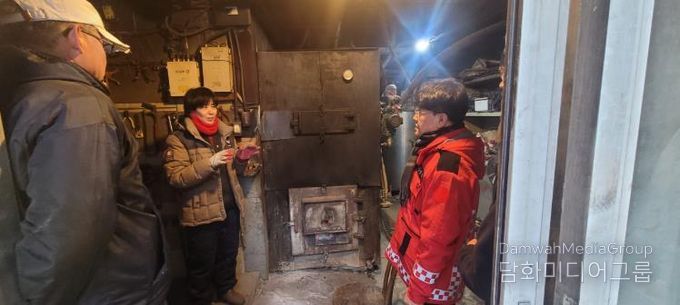 이정곤 밀양 부시장이 산불 예방을 위해 화목보일러 사용가구를 방문해 안전 수칙 준수를 당부하고 있다.