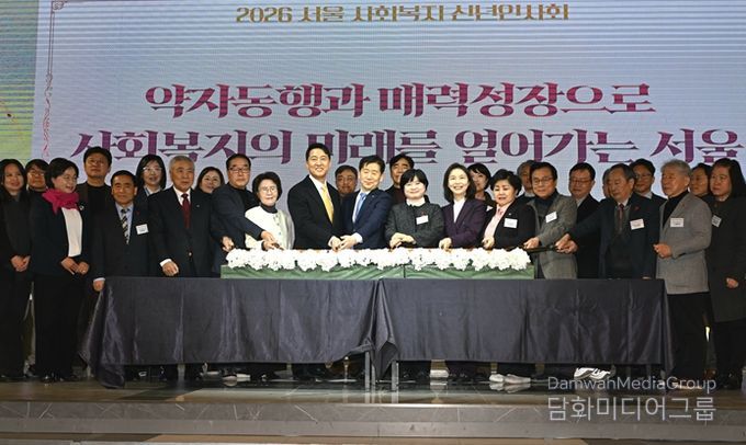 오세훈 서울시장이 29일 마포구 케이터틀에서 열린 '2026년 서울 사회복지 신년인사회'에서 떡케이크를 컷팅하고 있다.