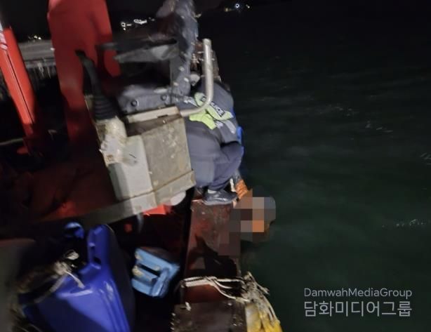 해상 익수자를 구조 중인 완도해경의 모습