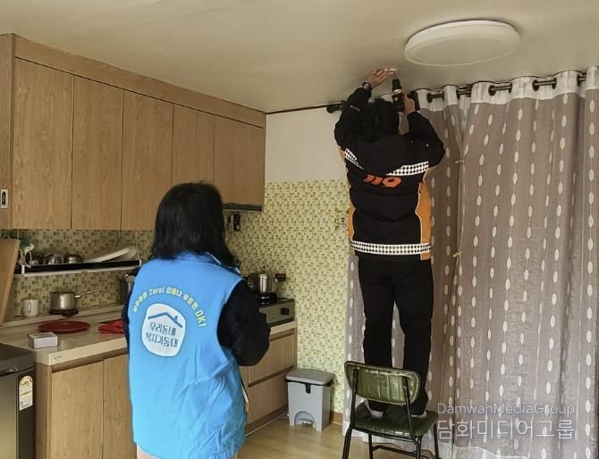 여수시 동문동은 지난 27일 동문동 복지기동대와 생활안전순찰대가 협업하여 ‘소방합동점검과 안전물품 지원’ 활동을 펼쳤다.