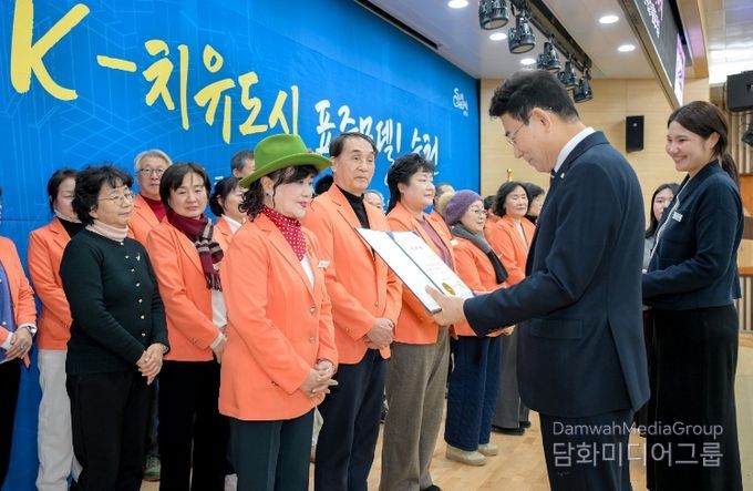 노관규 순천시장이 지난 29일 시청 대회의실에서 순천시 해설사에게 위촉장을 전달하고 있다.