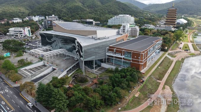 경주시는 경주화백컨벤션센터 바로 옆에 별동으로 지어진 국제미디어센터를 일반건축물로 전환해 APEC 정상회의 이후에도 국제회의와 전시 등 마이스(MICE) 인프라로 활용할 계획이다.