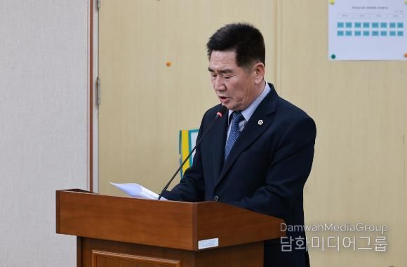 김성일 도의원이 지난 1월 30일 교육행정위원회에서 조례안 제안설명을 하고 있다.