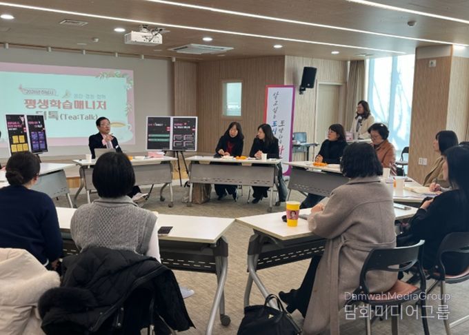 이현재 하남시장이 30일 개최된 평생학습매니저와의 차담회에서 격려의 말을 전하고 있다.