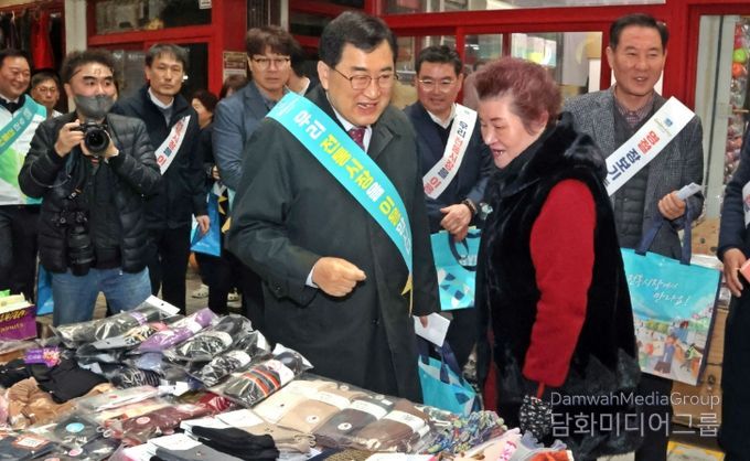 지난해 설 명절을 앞두고 주낙영 경주시장이 전통시장을 찾아 시민·상인들과 소통하며 민생 현장을 점검하고 있다.