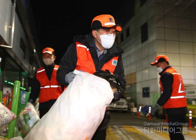주낙영 경주시장이 지역 일대 환경정비 현장을 찾아 생활쓰레기를 수거하며 현장 점검을 하고 있다.