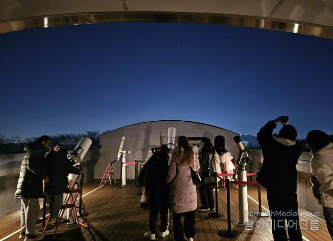 시민들이 부천천문과학관에서 천체관측을 하고 있다.
