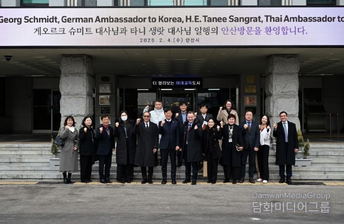 4일 안산시를 공식 방문한 게오르크 슈미트 주한 독일 대사, 타니 생랏 주한 태국대사 등과 양국 기업 대표단이 파이팅을 외치며 기념 촬영을 진행 하고 있다.