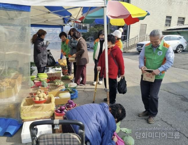 광시면 자율방재단 방한용품 나눔 모습