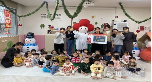 나라연어린이집(원장 박수정) 원아들과 교직원이 성금을 전달하고 있다.